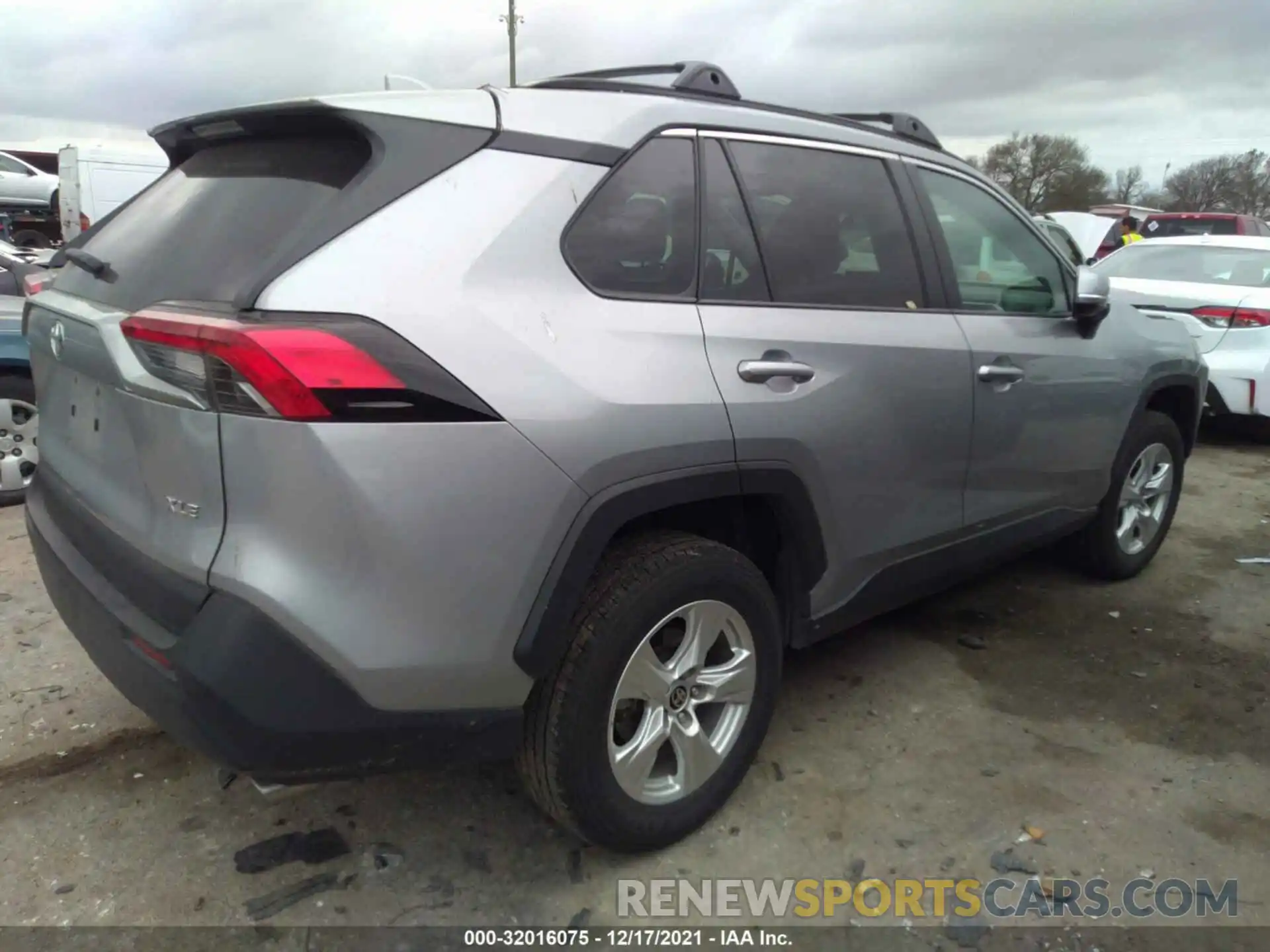 4 Photograph of a damaged car 2T3W1RFV4MW133022 TOYOTA RAV4 2021