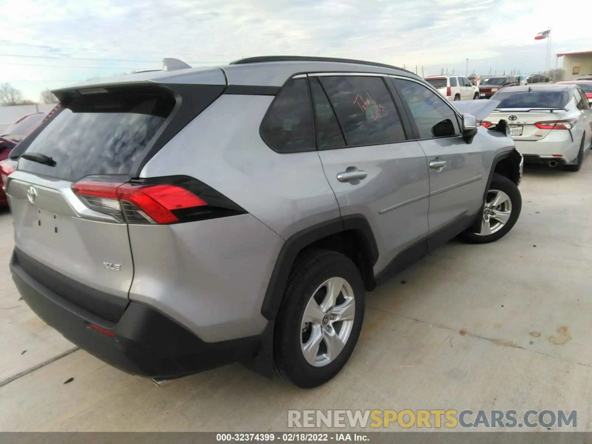 4 Photograph of a damaged car 2T3W1RFV4MW138608 TOYOTA RAV4 2021