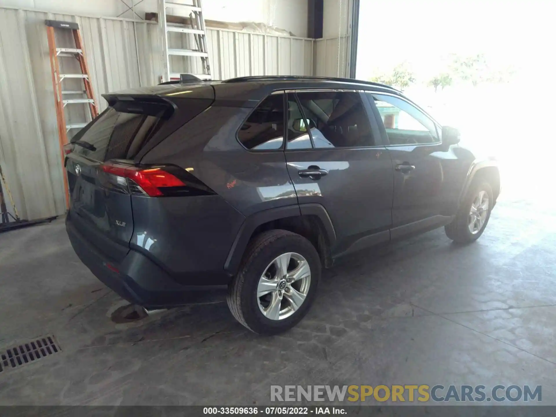 4 Photograph of a damaged car 2T3W1RFV5MW113569 TOYOTA RAV4 2021