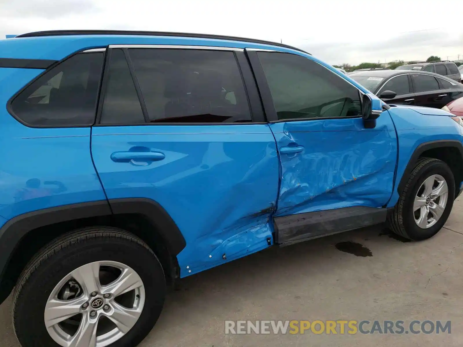 9 Photograph of a damaged car 2T3W1RFV5MW132834 TOYOTA RAV4 2021