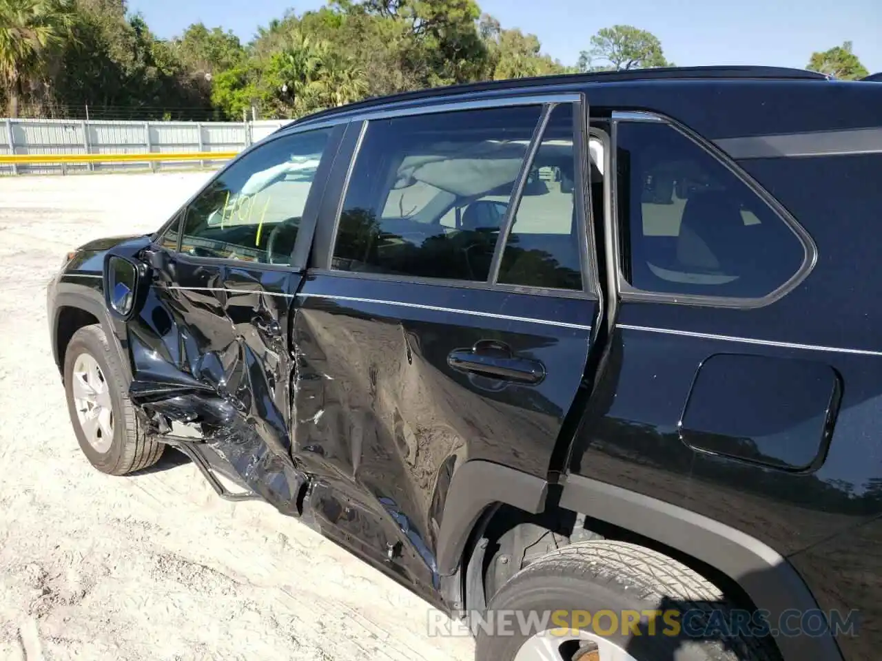 10 Photograph of a damaged car 2T3W1RFV8MC125653 TOYOTA RAV4 2021