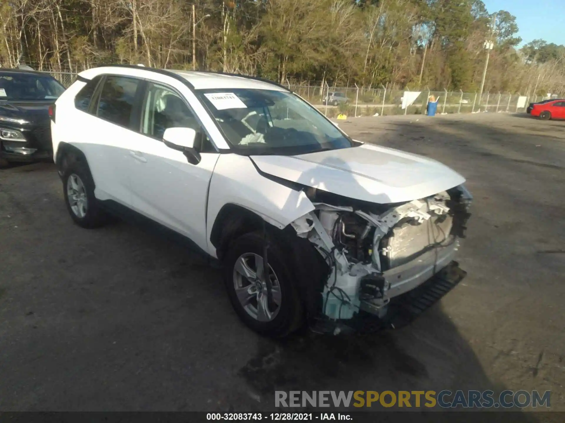 1 Photograph of a damaged car 2T3W1RFV9MW112425 TOYOTA RAV4 2021