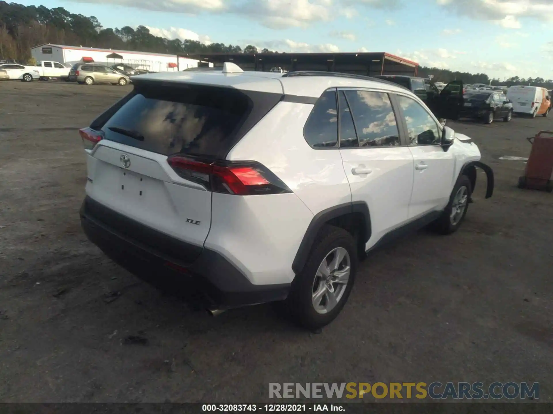 4 Photograph of a damaged car 2T3W1RFV9MW112425 TOYOTA RAV4 2021