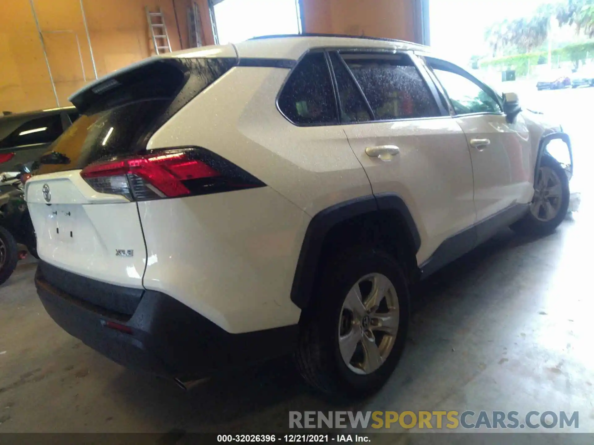 4 Photograph of a damaged car 2T3W1RFV9MW114126 TOYOTA RAV4 2021