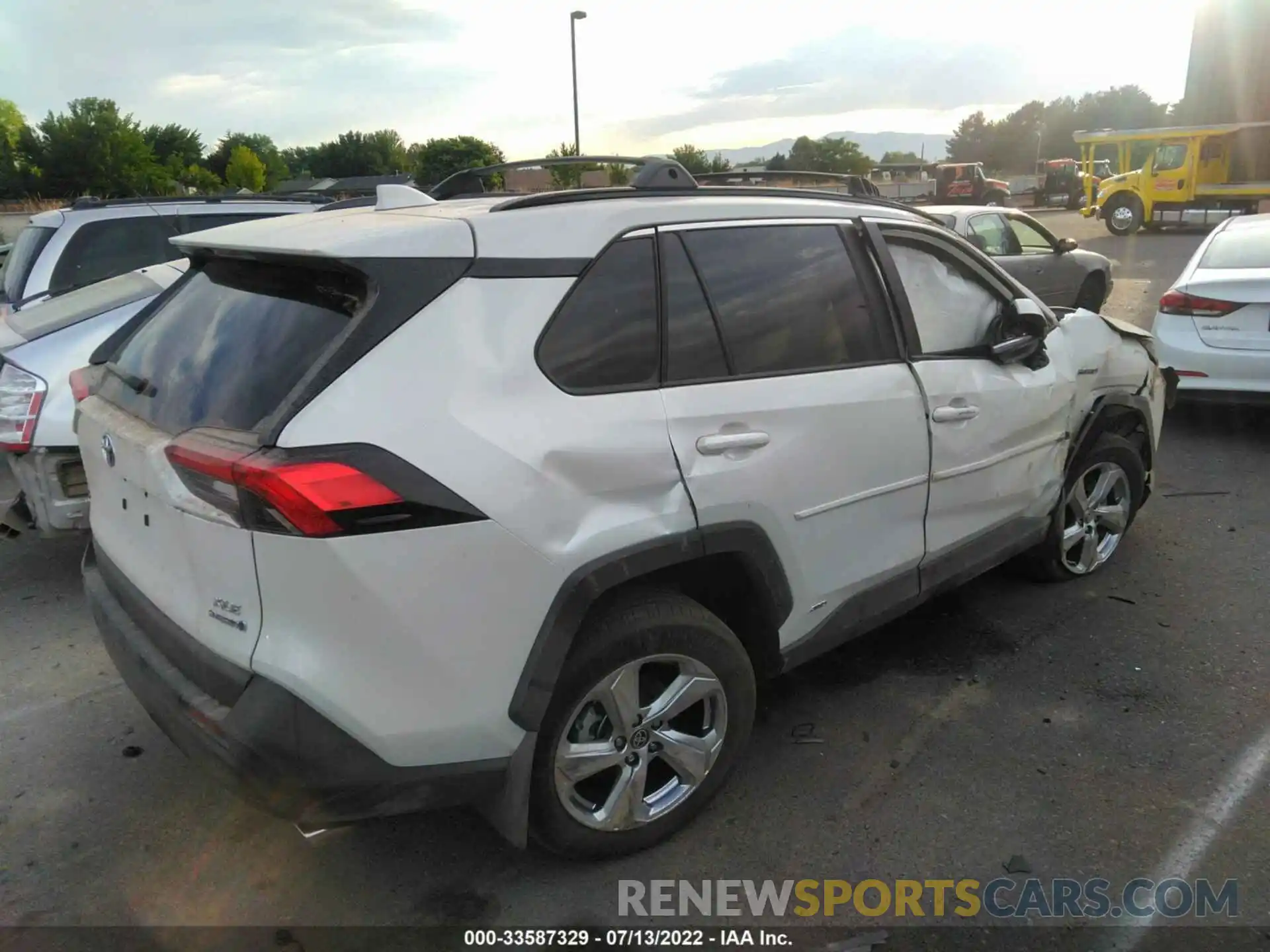 4 Photograph of a damaged car 4T3B6RFV4MU064199 TOYOTA RAV4 2021