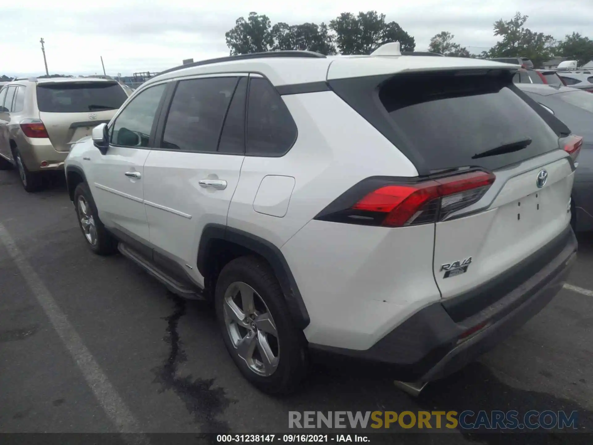 3 Photograph of a damaged car 4T3D6RFV0MU022928 TOYOTA RAV4 2021