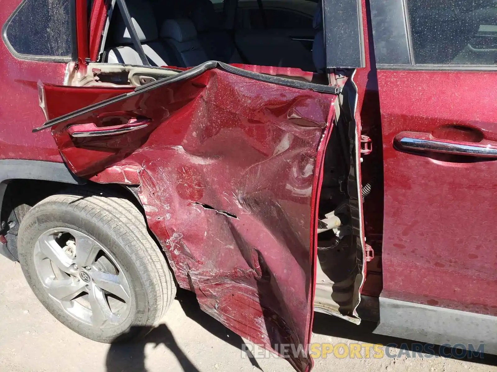 9 Photograph of a damaged car 4T3D6RFV4MU032779 TOYOTA RAV4 2021