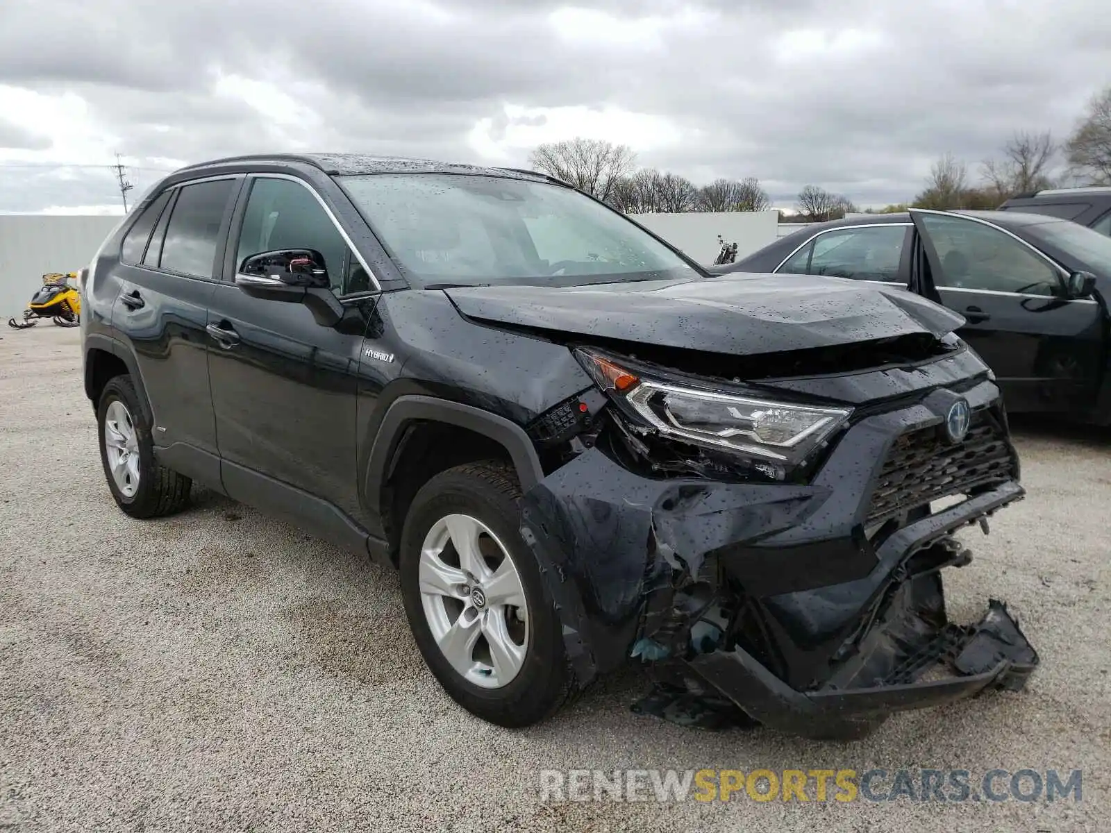 1 Photograph of a damaged car 4T3R6RFV1MU016013 TOYOTA RAV4 2021