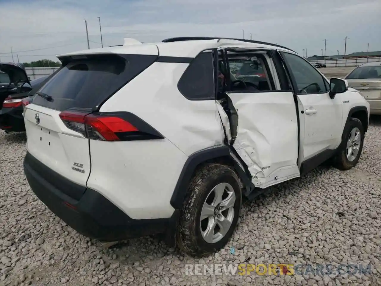 4 Photograph of a damaged car 4T3R6RFV3MU016370 TOYOTA RAV4 2021