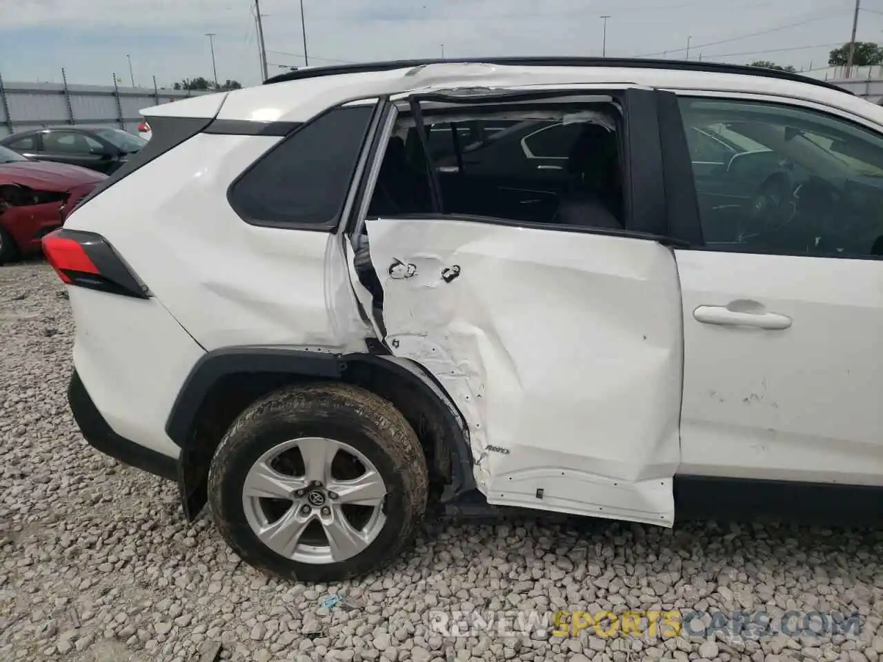 9 Photograph of a damaged car 4T3R6RFV3MU016370 TOYOTA RAV4 2021