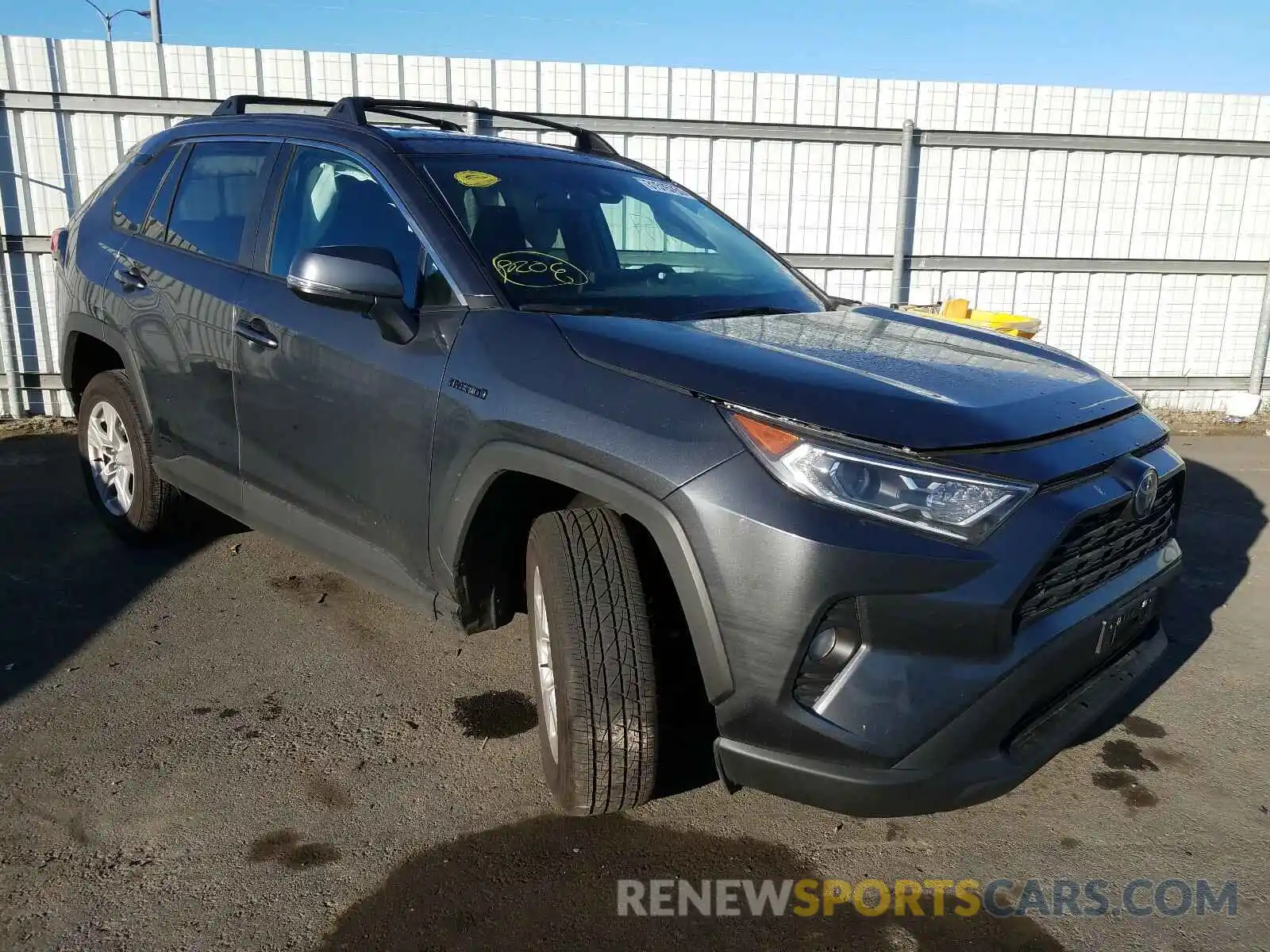 1 Photograph of a damaged car 4T3R6RFV6MU011549 TOYOTA RAV4 2021