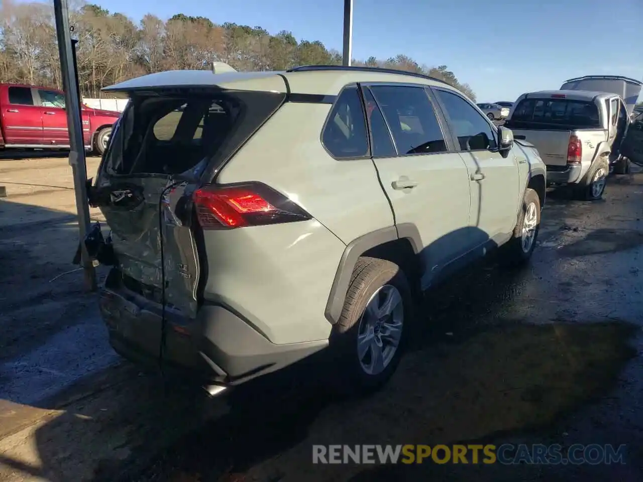 4 Photograph of a damaged car 4T3R6RFV7MU023077 TOYOTA RAV4 2021