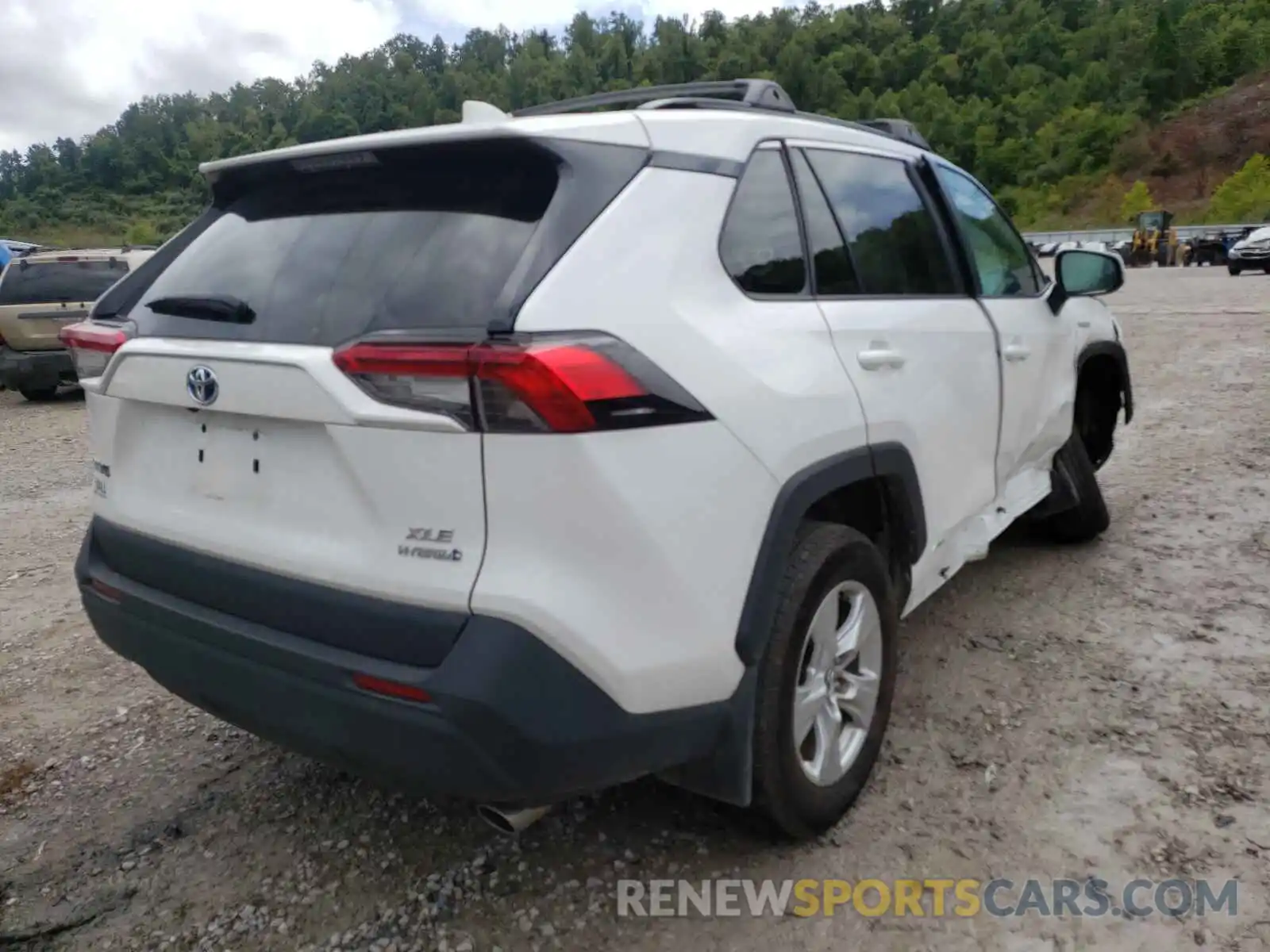 4 Photograph of a damaged car 4T3R6RFV8MU013335 TOYOTA RAV4 2021