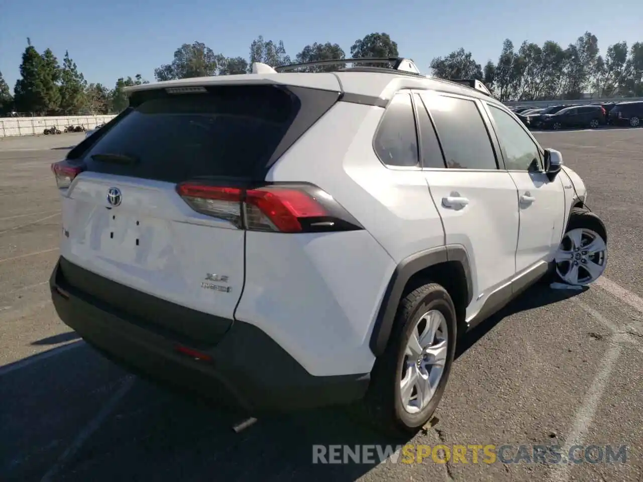 4 Photograph of a damaged car 4T3R6RFV9MU009438 TOYOTA RAV4 2021