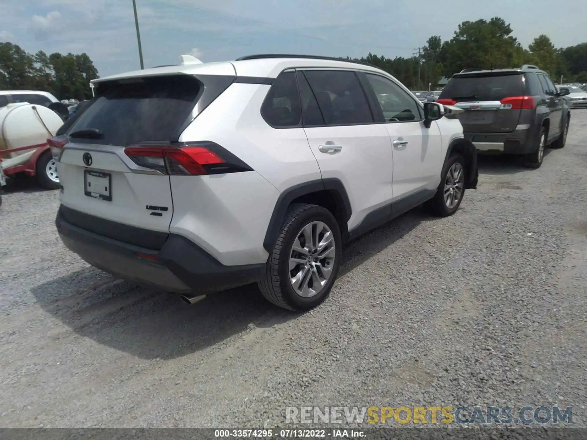 4 Photograph of a damaged car JTMN1RFV1MD070521 TOYOTA RAV4 2021