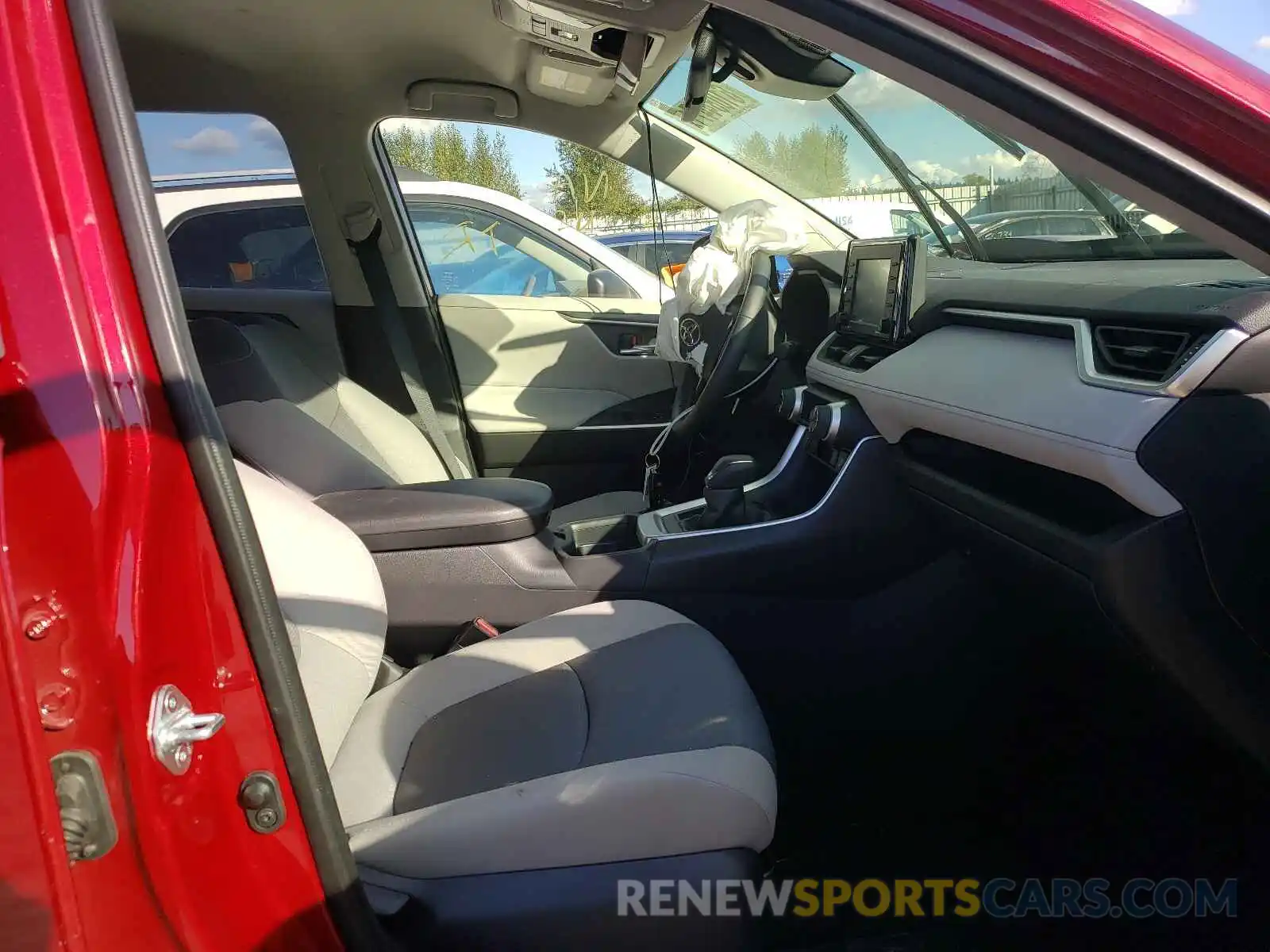 5 Photograph of a damaged car JTMP1RFV4MD531543 TOYOTA RAV4 2021