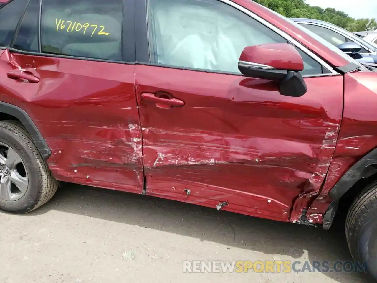 9 Photograph of a damaged car 2T3P1RFV5NW259038 TOYOTA RAV4 2022