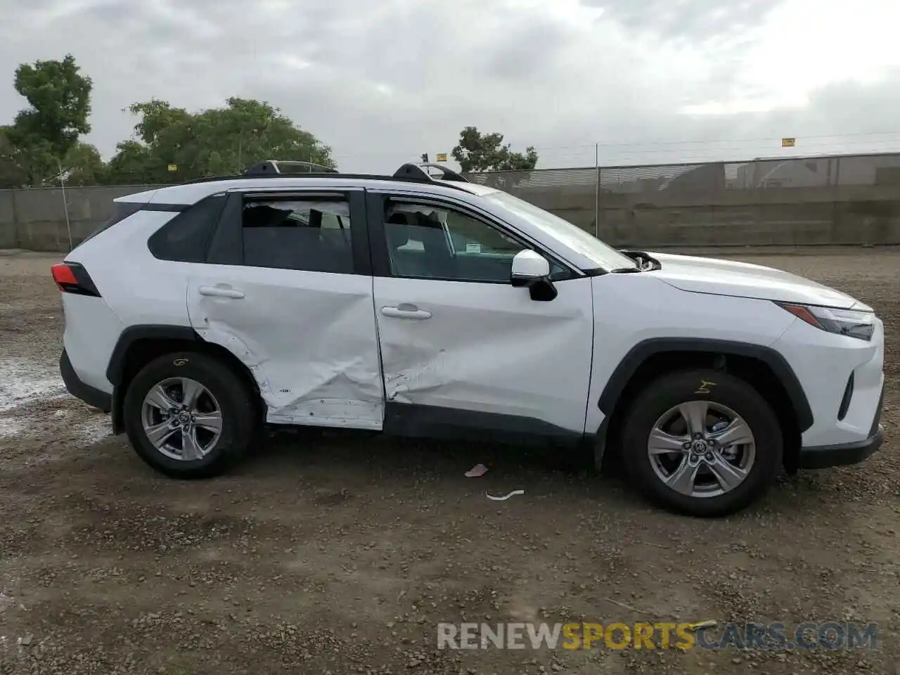 9 Photograph of a damaged car 2T3RWRFV1NW133513 TOYOTA RAV4 2022