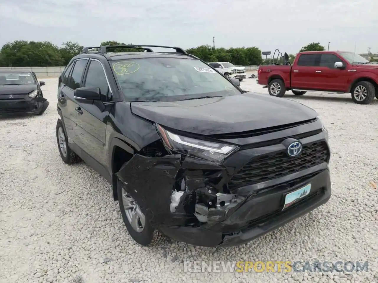 1 Photograph of a damaged car 2T3RWRFV5NW133918 TOYOTA RAV4 2022