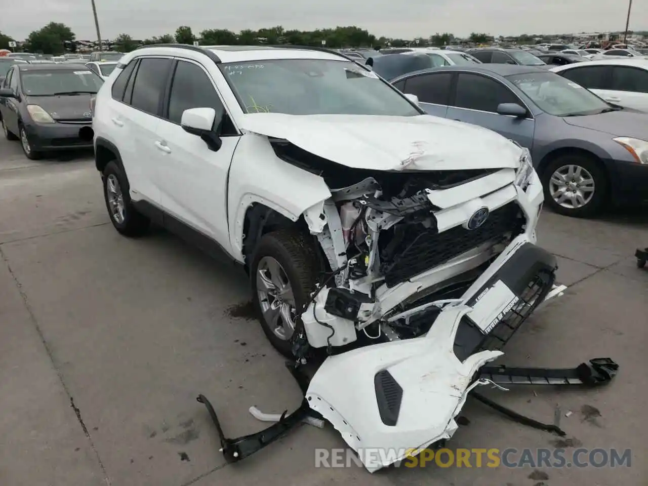 1 Photograph of a damaged car 2T3RWRFV6NW132373 TOYOTA RAV4 2022