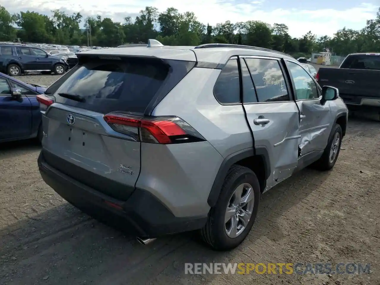 4 Photograph of a damaged car 2T3RWRFV7NW131622 TOYOTA RAV4 2022