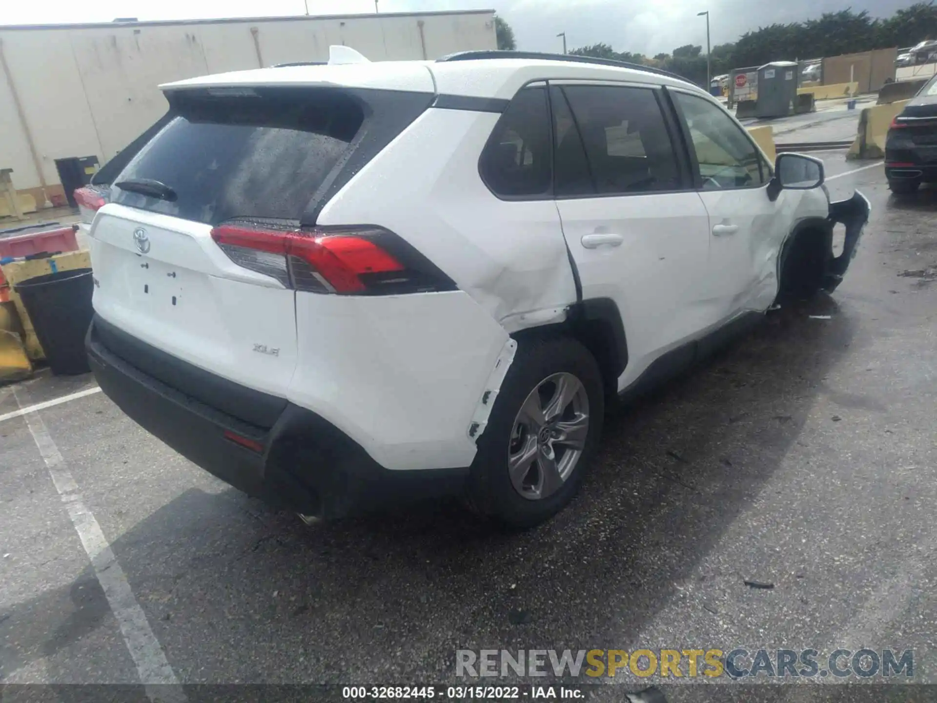 4 Photograph of a damaged car 2T3W1RFV2NW190143 TOYOTA RAV4 2022