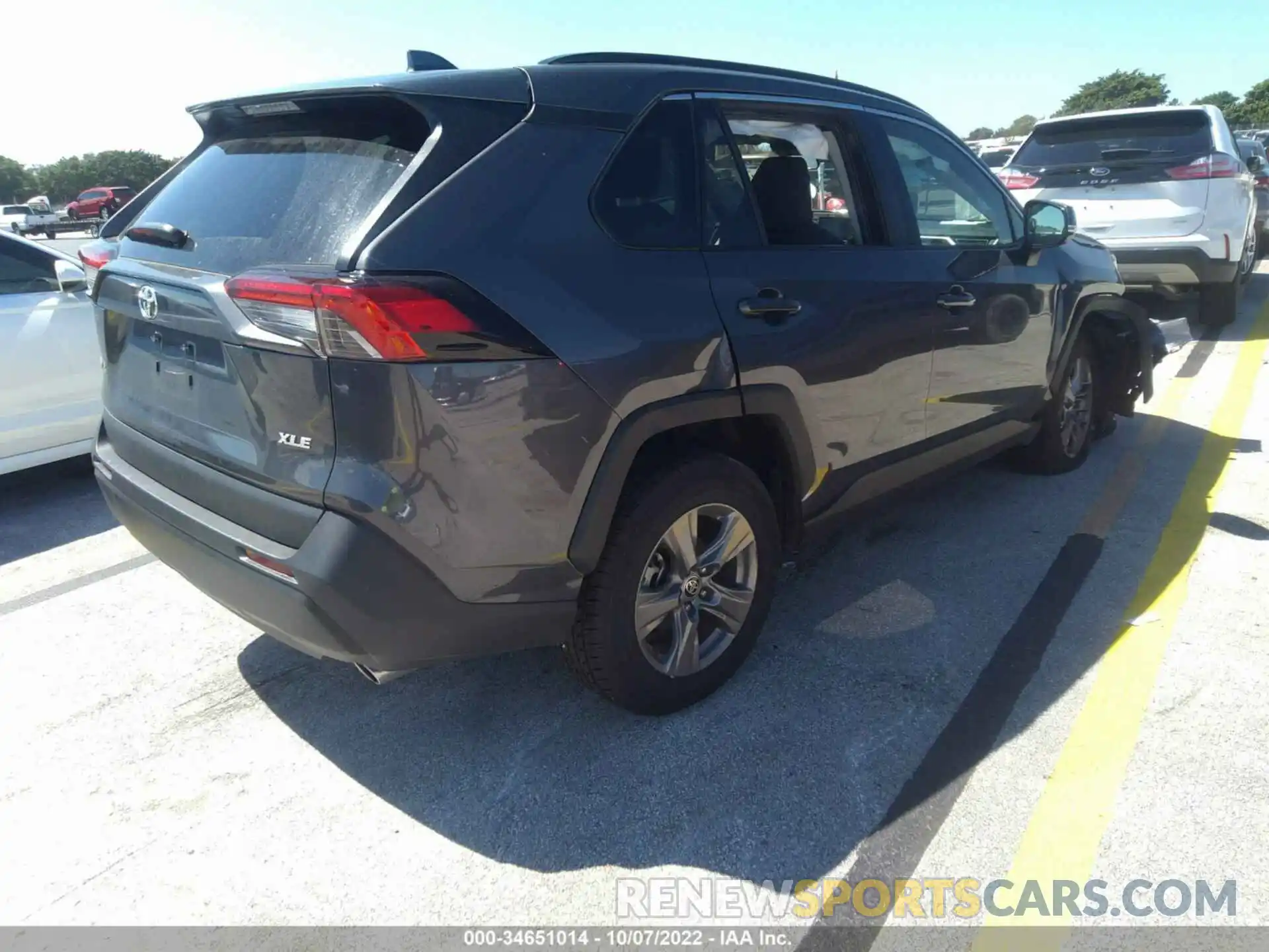 4 Photograph of a damaged car 2T3W1RFV5NW193375 TOYOTA RAV4 2022