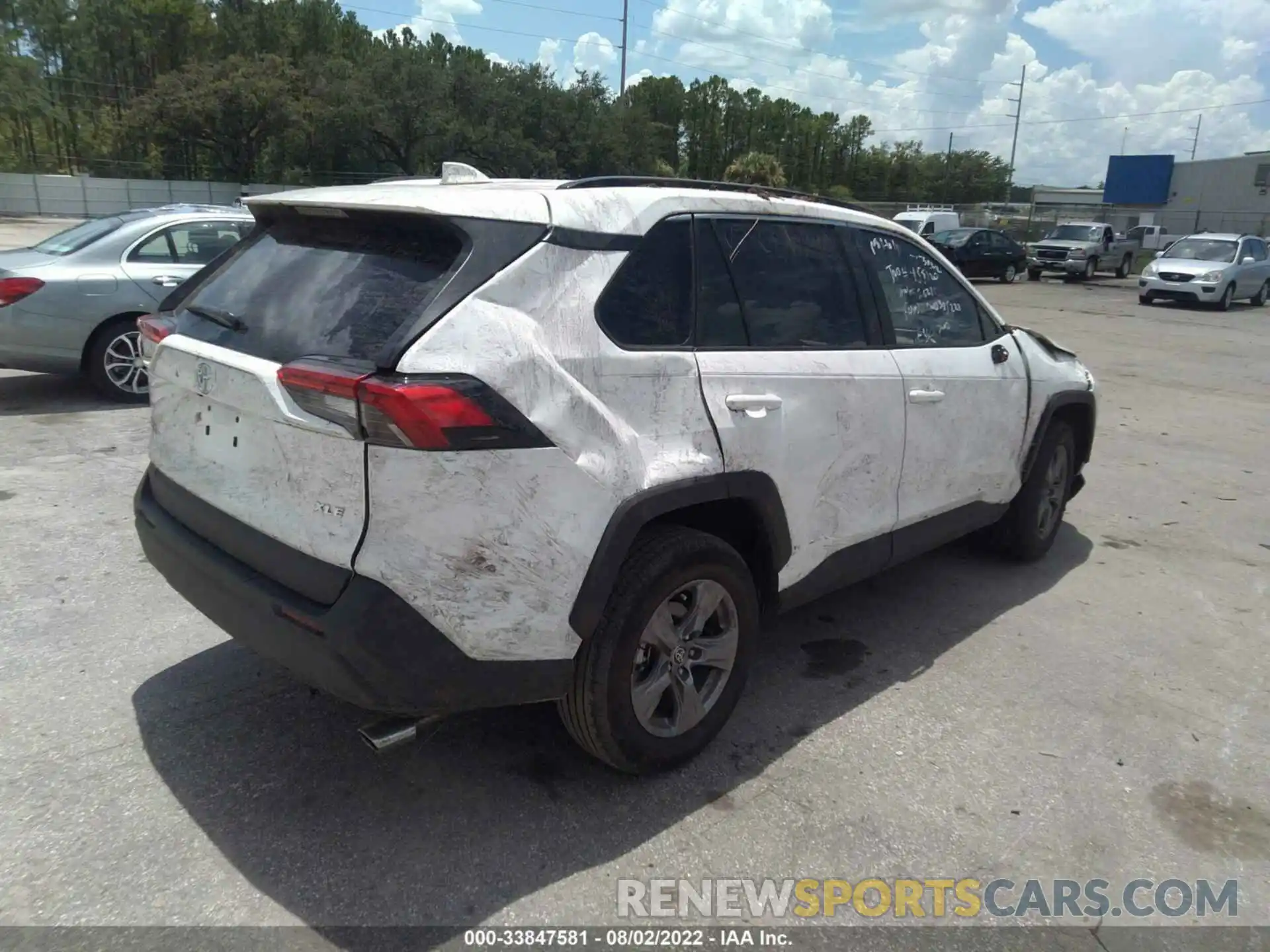 4 Photograph of a damaged car 2T3W1RFV9NW202112 TOYOTA RAV4 2022