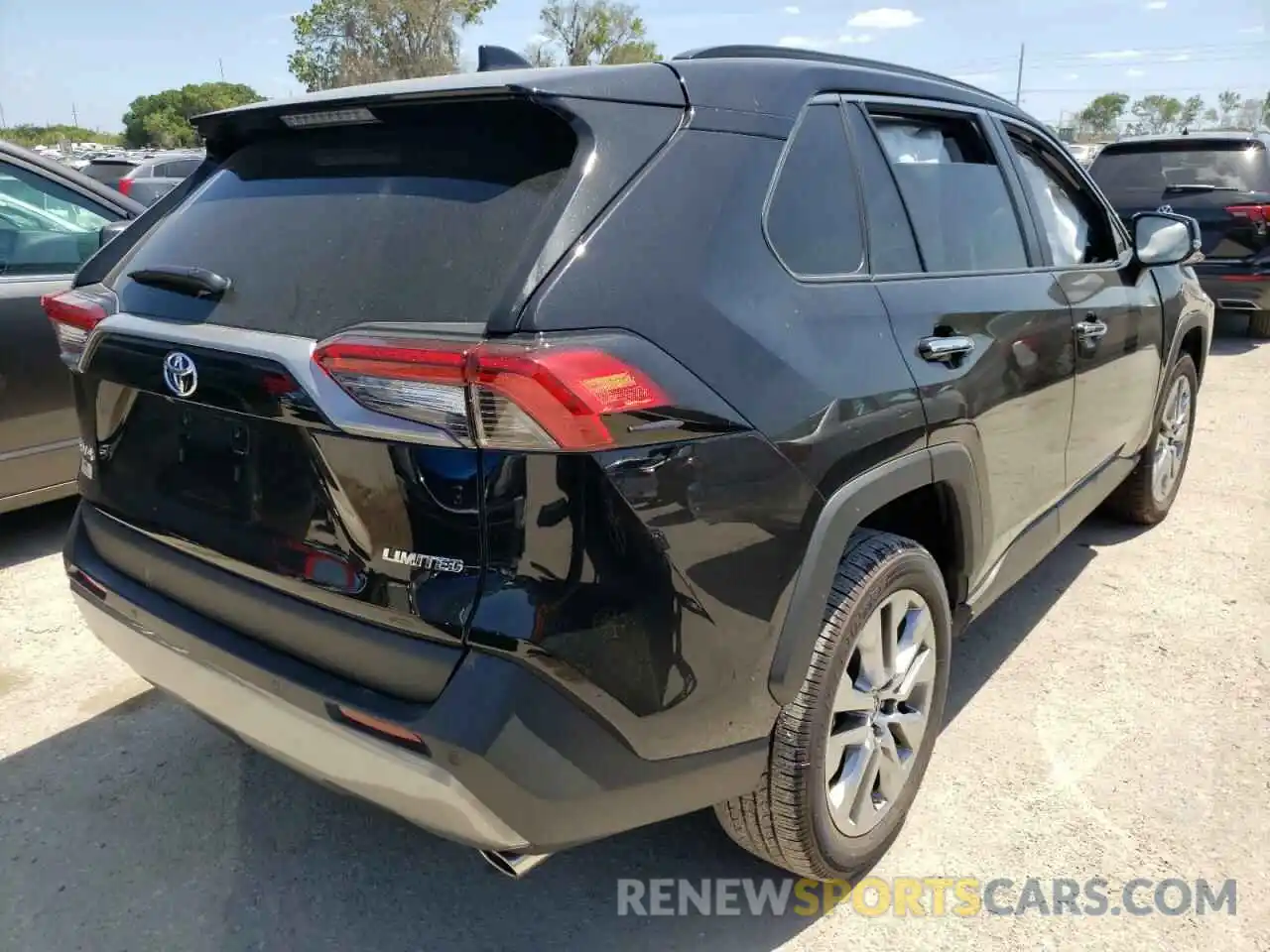 4 Photograph of a damaged car 2T3Y1RFV9NW189337 TOYOTA RAV4 2022