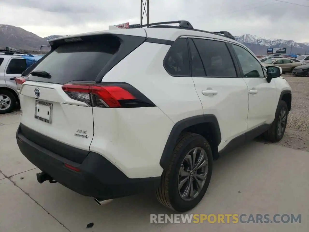 4 Photograph of a damaged car 4T3B6RFV8NU069021 TOYOTA RAV4 2022