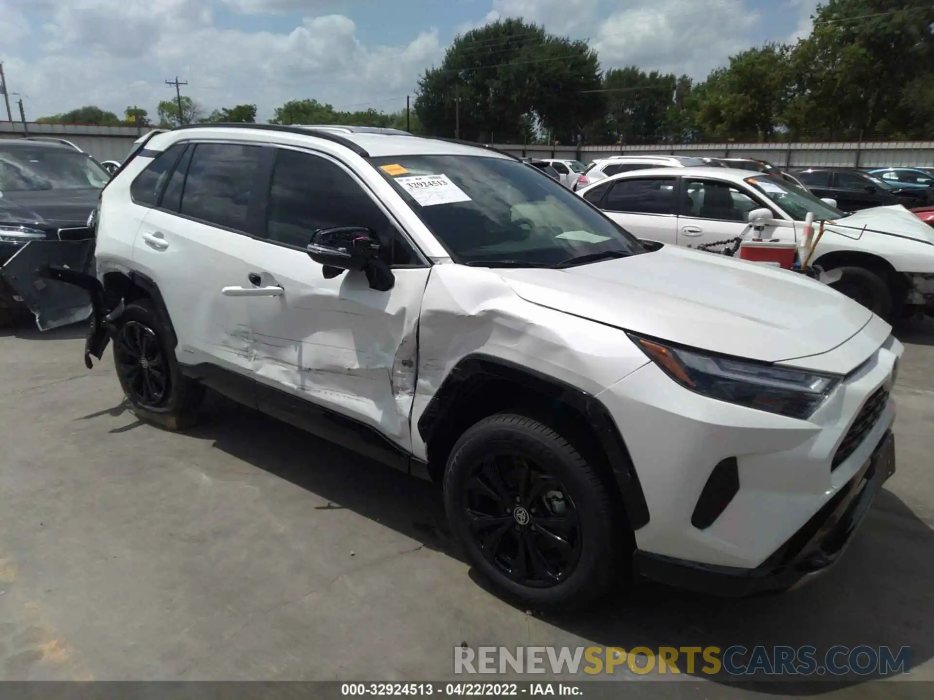 1 Photograph of a damaged car JTM16RFV6NJ016215 TOYOTA RAV4 2022