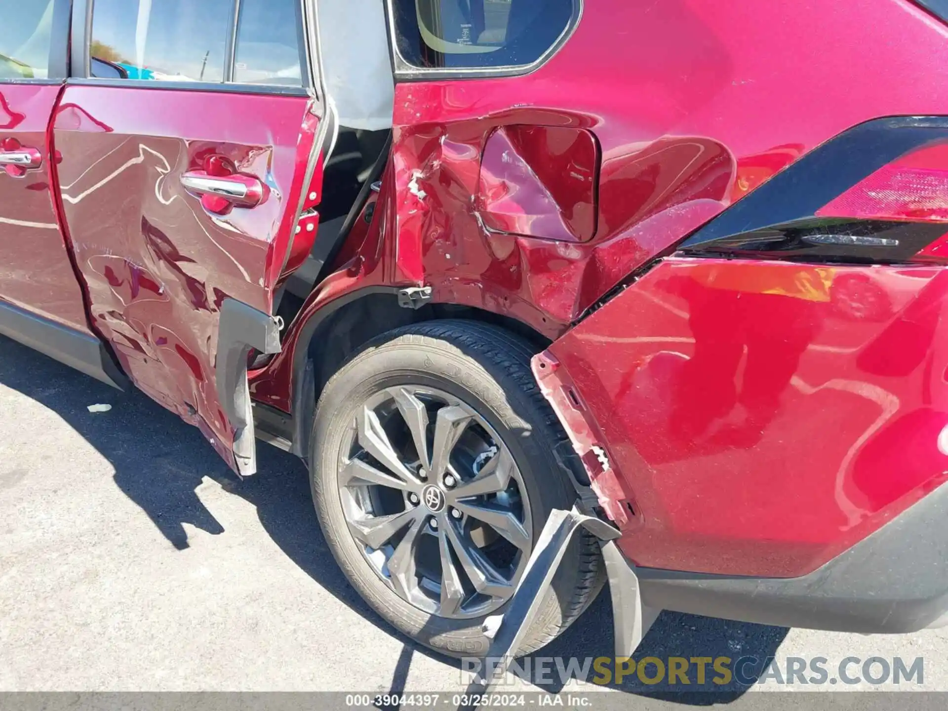 17 Photograph of a damaged car JTMD6RFV5ND057334 TOYOTA RAV4 2022