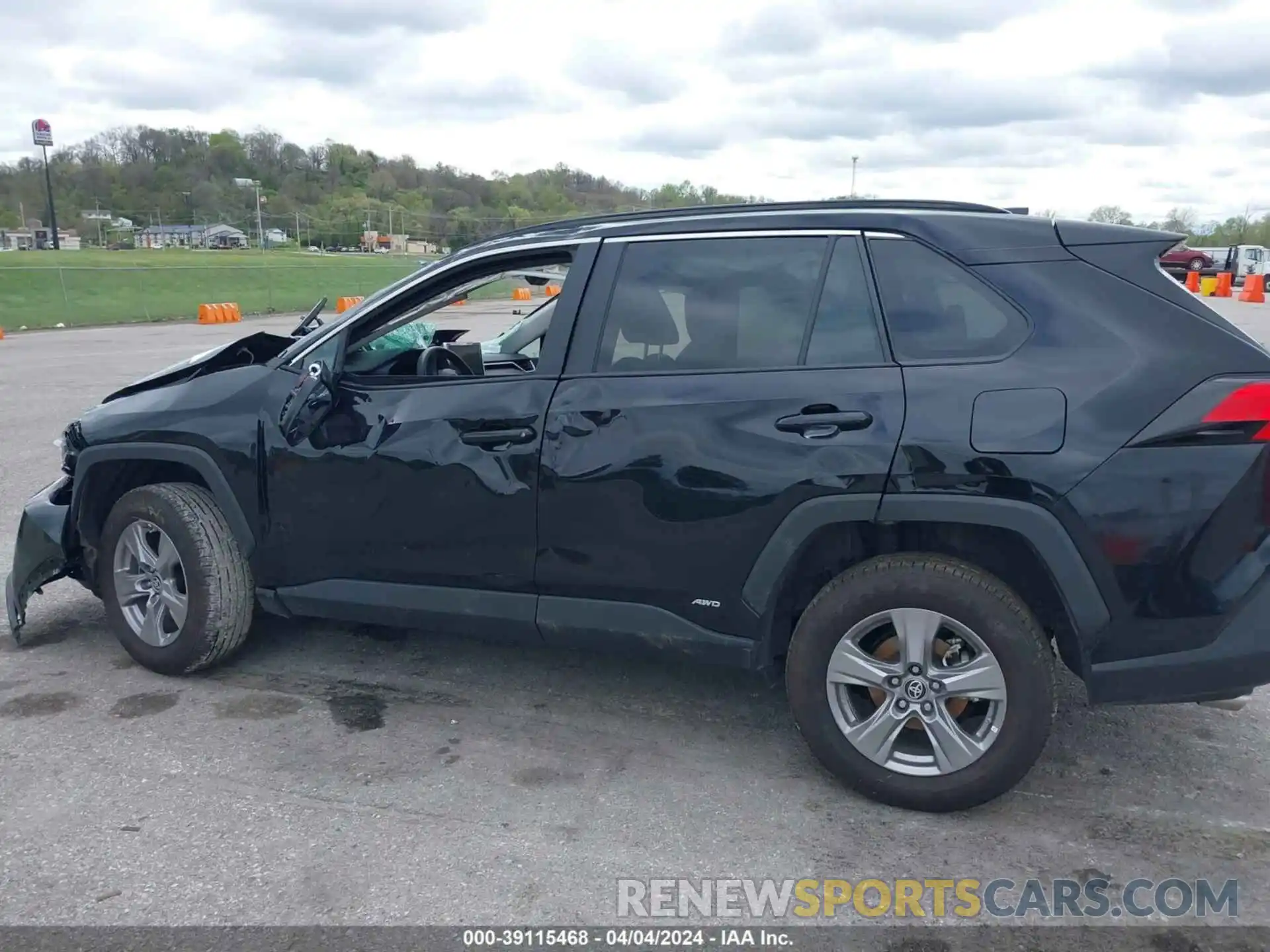 18 Photograph of a damaged car 4T3LWRFV0PU105517 TOYOTA RAV4 2023