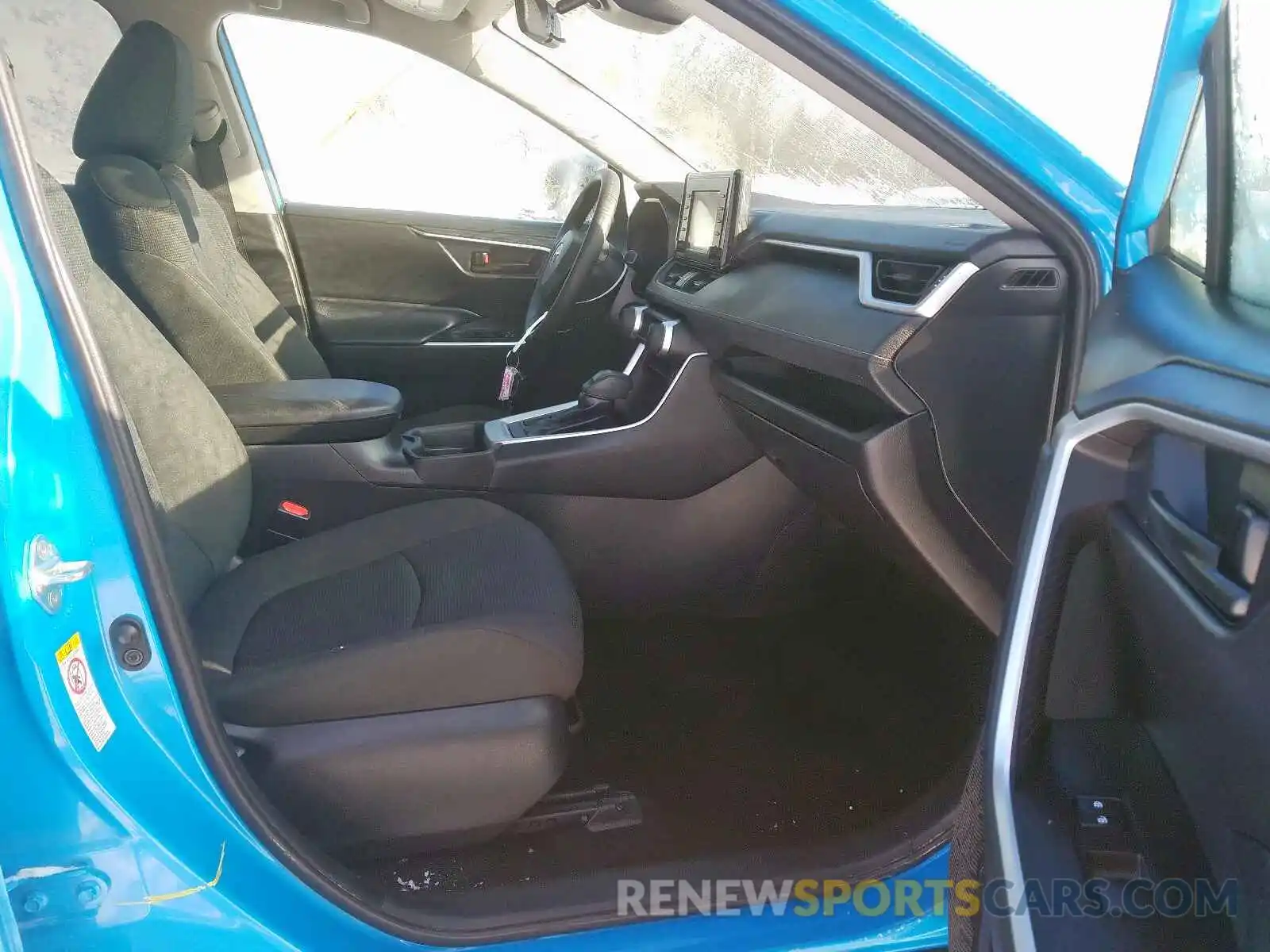 5 Photograph of a damaged car 2T3F1RFVXKW027235 TOYOTA RAV4 LE 2019