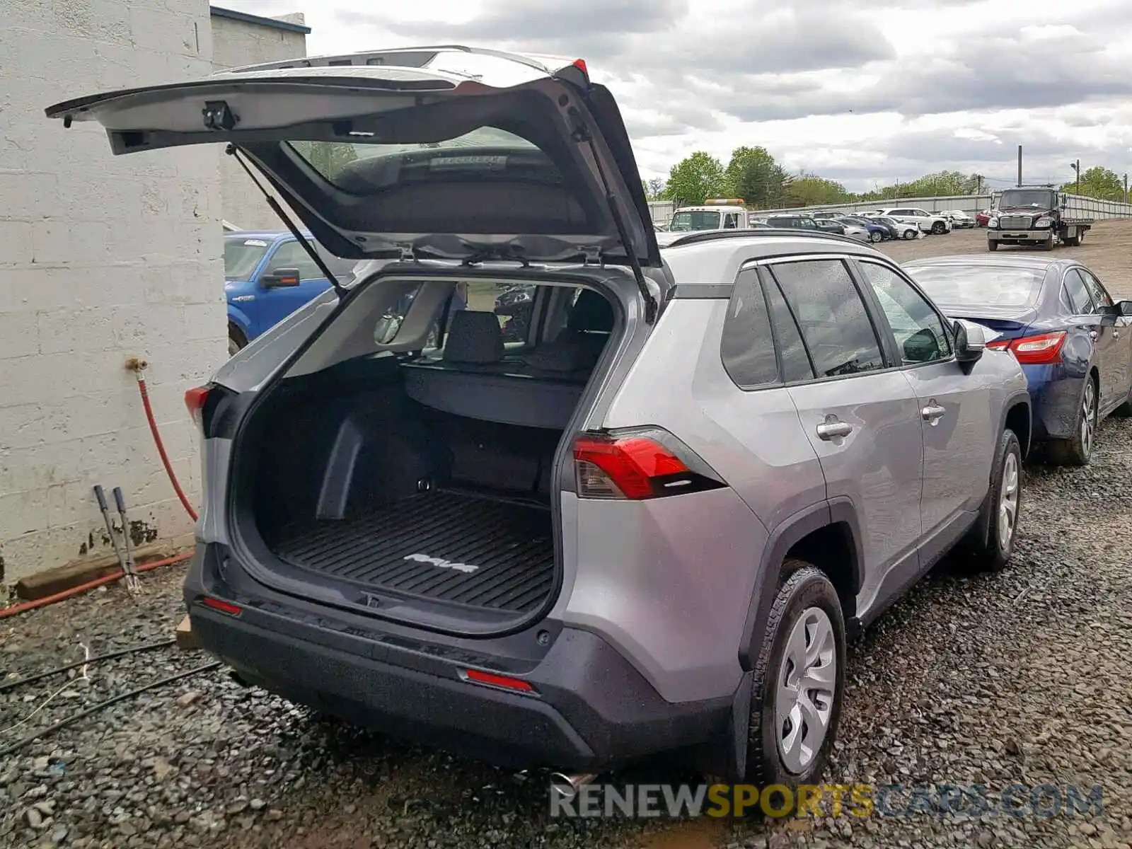 4 Фотография поврежденного автомобиля 2T3G1RFV9KW015985 TOYOTA RAV4 LE 2019