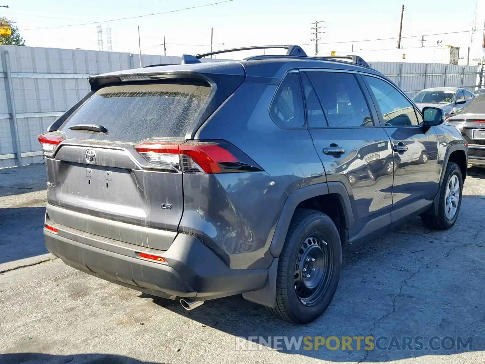 4 Фотография поврежденного автомобиля 2T3K1RFV2KW040902 TOYOTA RAV4 LE 2019