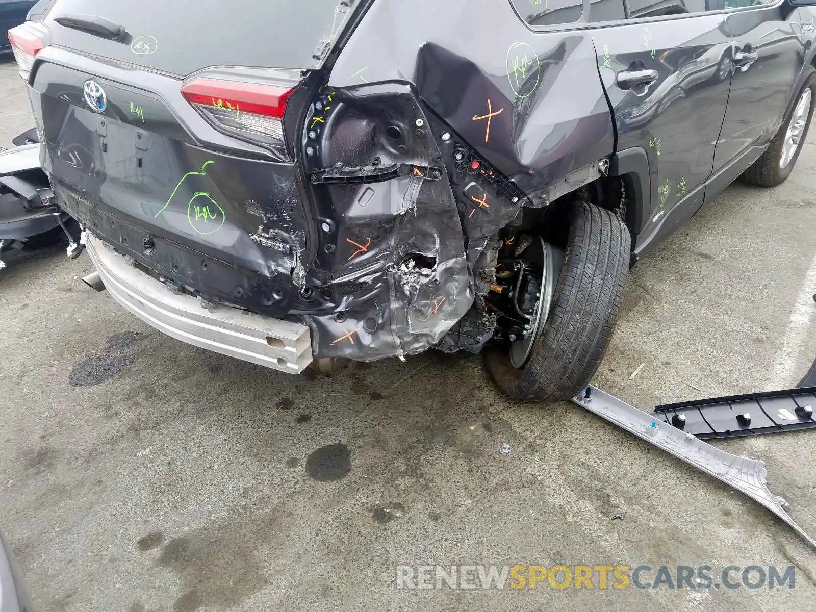 9 Photograph of a damaged car 2T3LWRFV2KW007601 TOYOTA RAV4 LE 2019