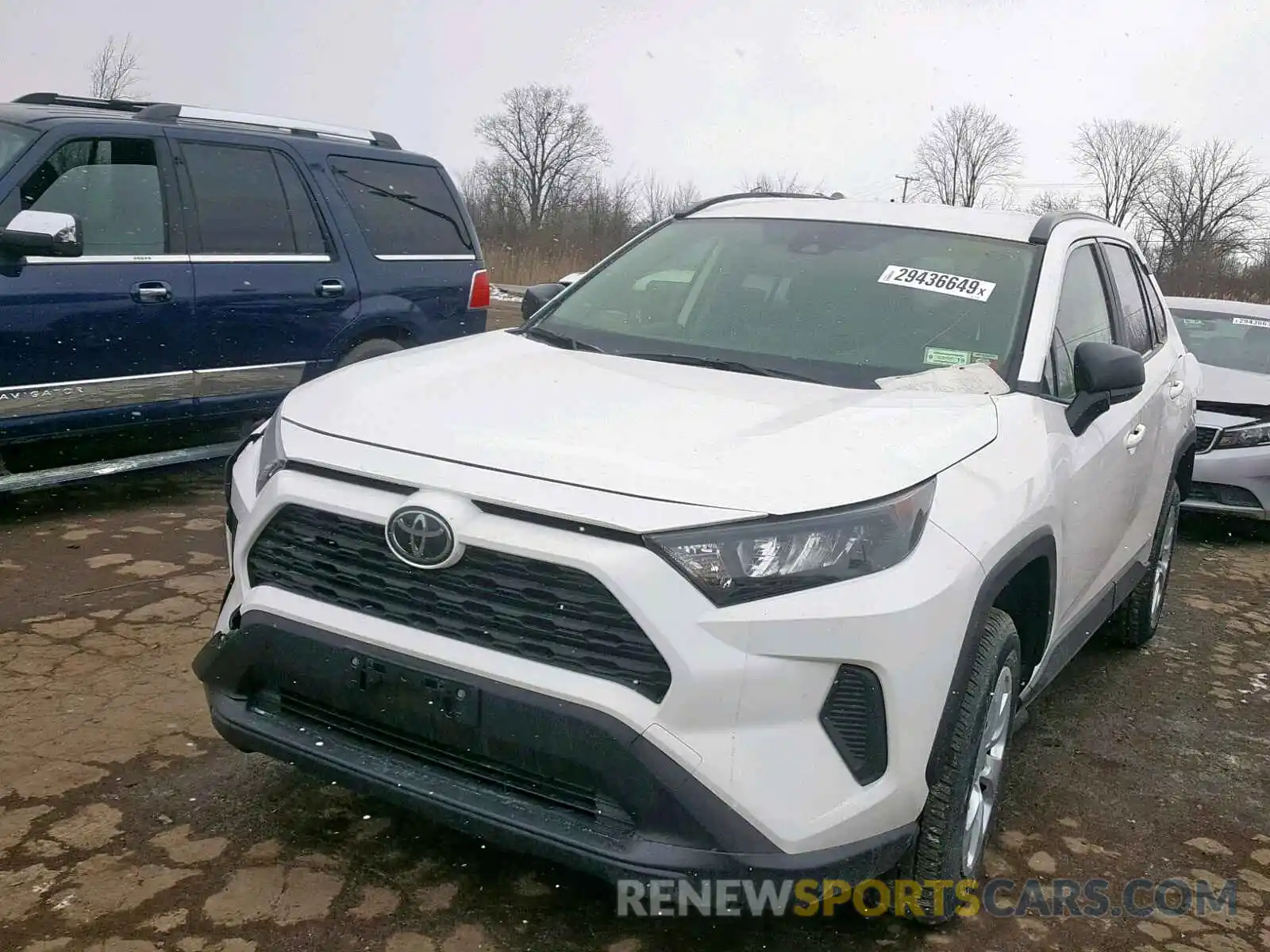 2 Фотография поврежденного автомобиля JTMF1RFV4KD004014 TOYOTA RAV4 LE 2019