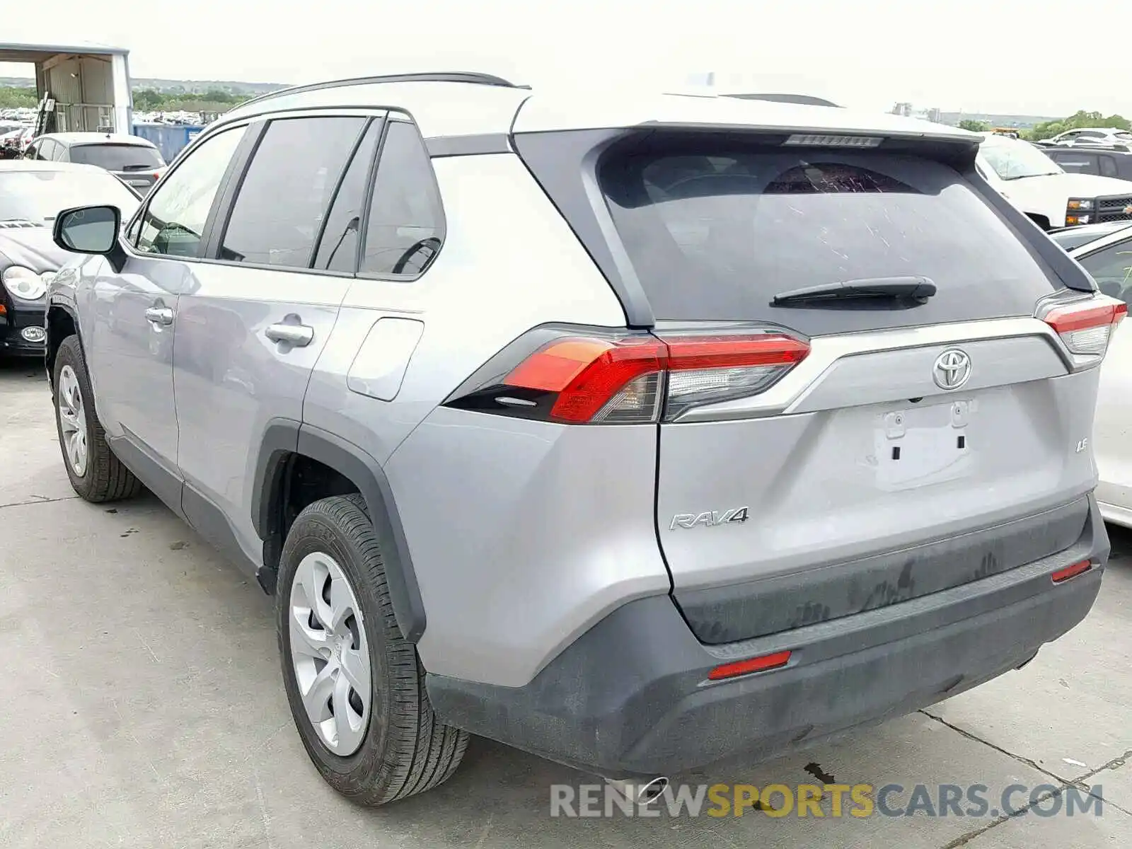 3 Фотография поврежденного автомобиля JTMH1RFV1KD504592 TOYOTA RAV4 LE 2019