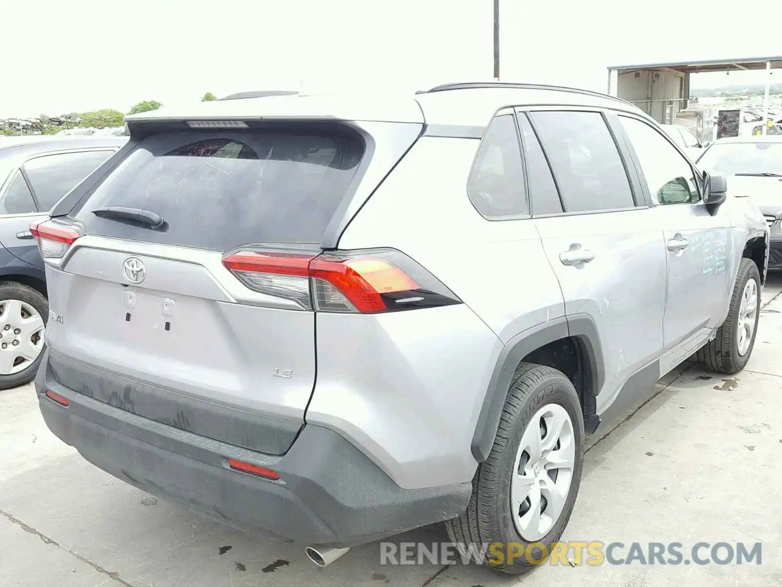 4 Фотография поврежденного автомобиля JTMH1RFV1KD504592 TOYOTA RAV4 LE 2019