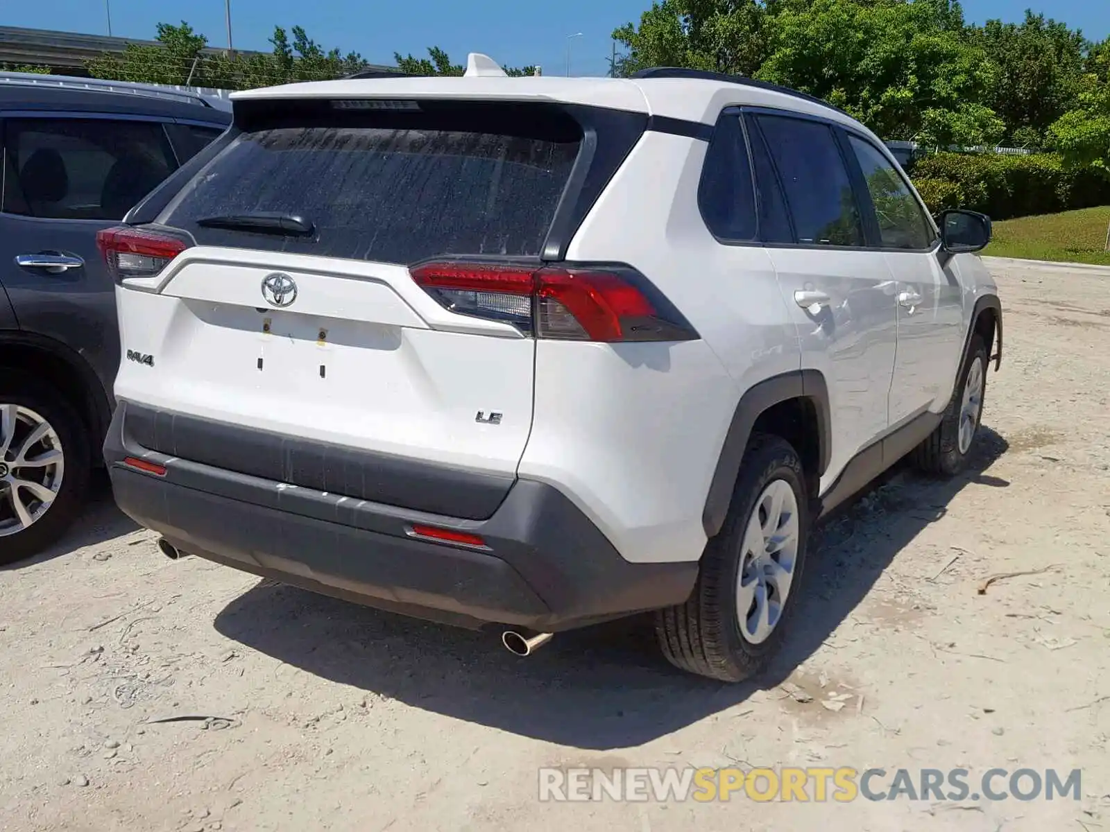 4 Фотография поврежденного автомобиля JTMH1RFV5KJ005750 TOYOTA RAV4 LE 2019