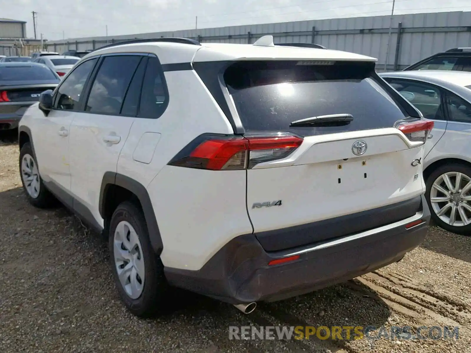 3 Фотография поврежденного автомобиля JTMH1RFV7KD005523 TOYOTA RAV4 LE 2019