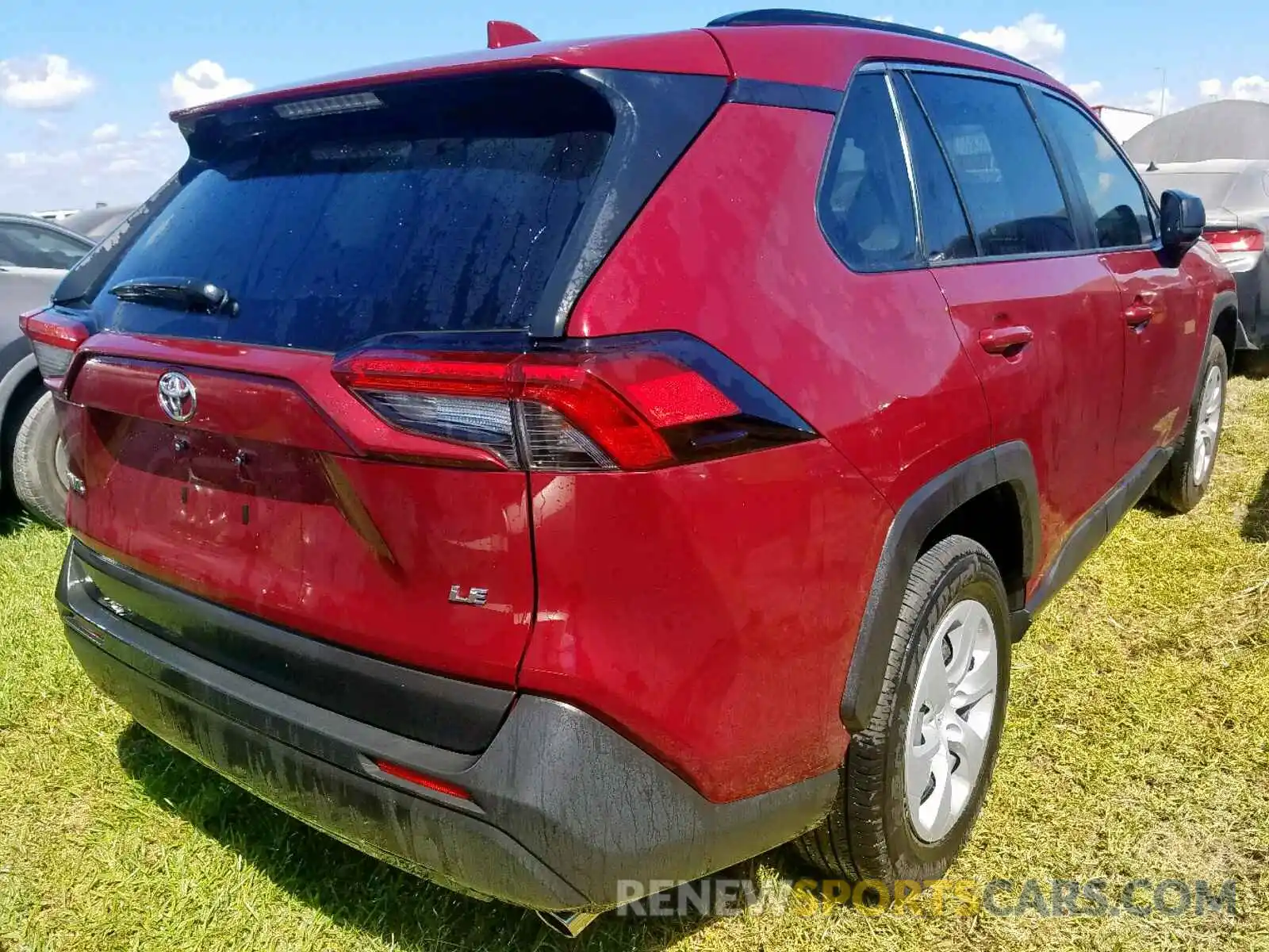 4 Фотография поврежденного автомобиля JTMH1RFVXKD010702 TOYOTA RAV4 LE 2019