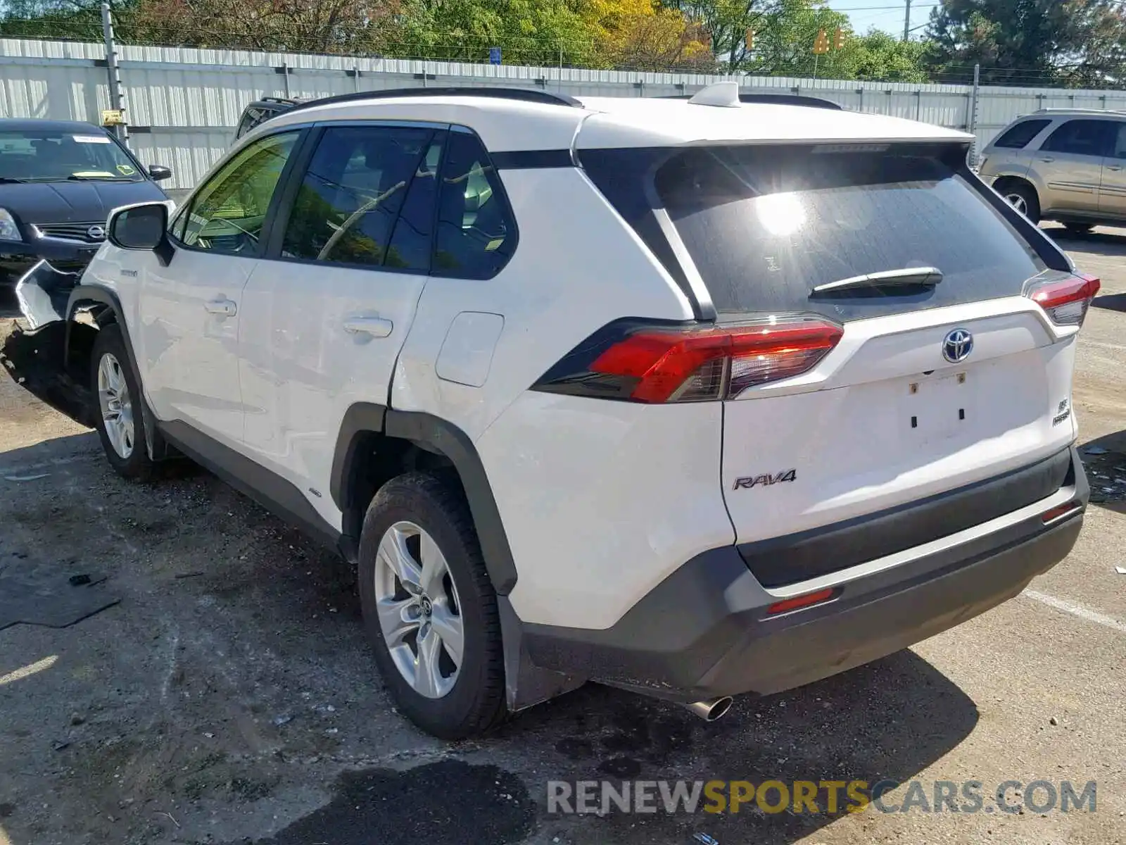 3 Фотография поврежденного автомобиля JTMMWRFV2KD012203 TOYOTA RAV4 LE 2019