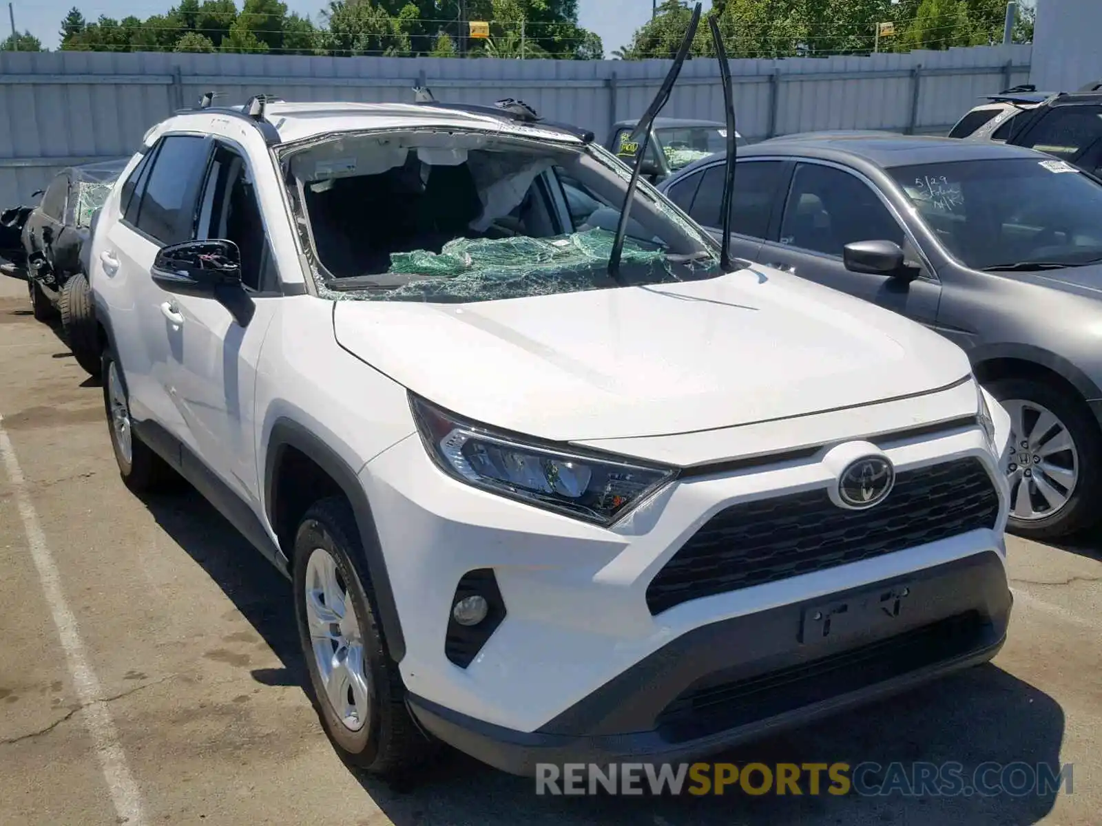 1 Photograph of a damaged car 2T3P1RFV2KW001913 TOYOTA RAV4 XLE 2019