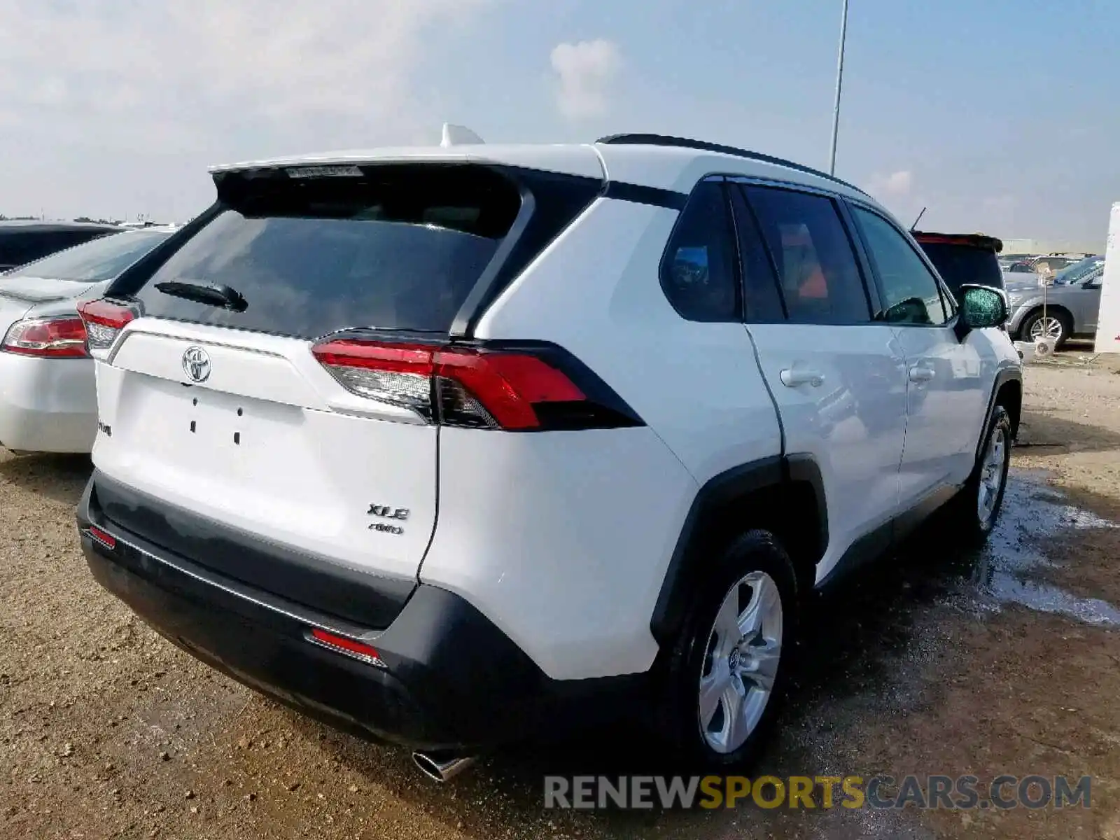 4 Photograph of a damaged car 2T3P1RFV2KW027685 TOYOTA RAV4 XLE 2019