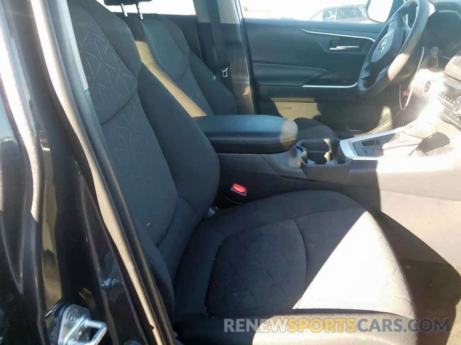 5 Photograph of a damaged car 2T3P1RFV2KW046530 TOYOTA RAV4 XLE 2019