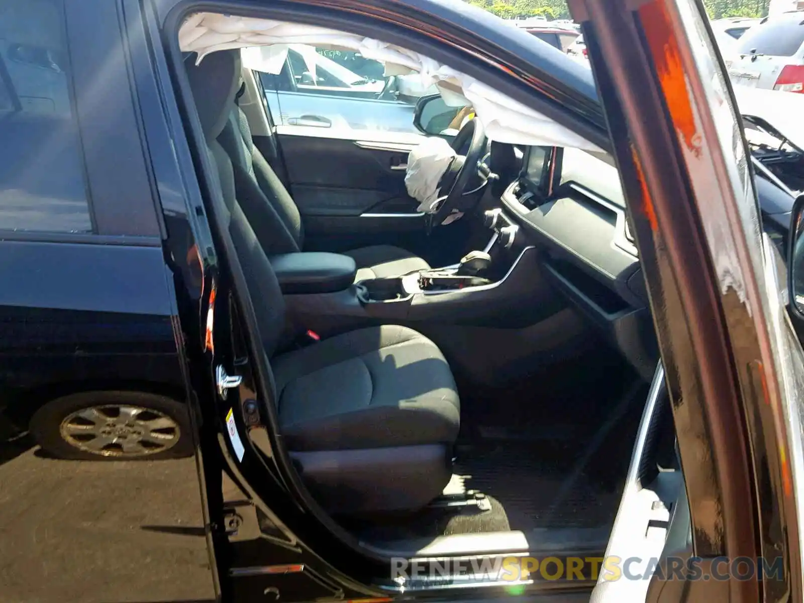 5 Photograph of a damaged car 2T3P1RFV3KW010006 TOYOTA RAV4 XLE 2019