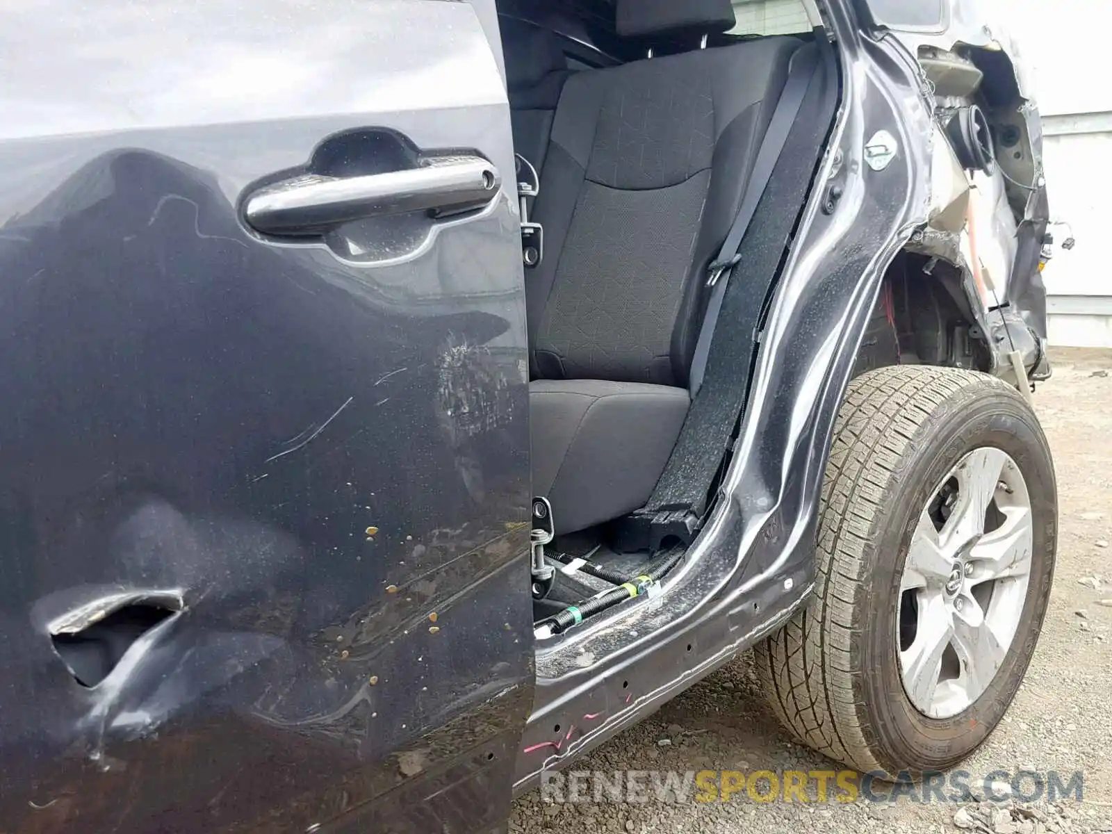 9 Photograph of a damaged car 2T3P1RFV6KW067459 TOYOTA RAV4 XLE 2019