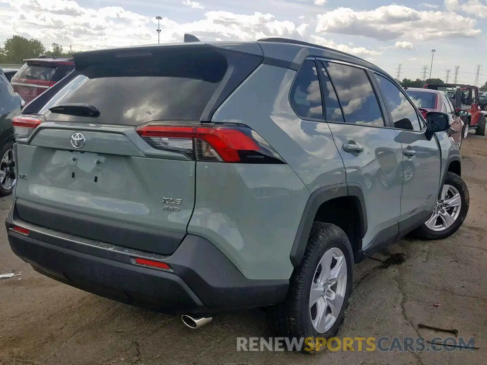 4 Photograph of a damaged car 2T3P1RFV6KW072757 TOYOTA RAV4 XLE 2019